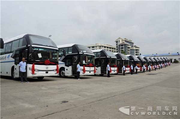 金旅豪华旅游客车批量交付青海欢乐假期国际旅行社2.jpg