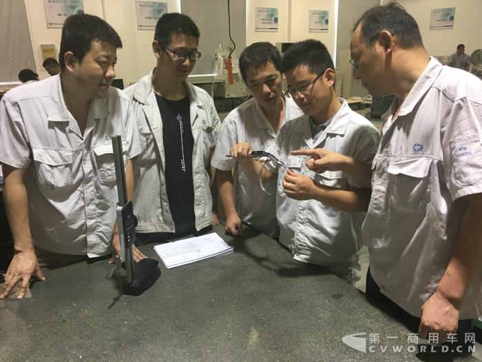 高拼带领团队发明创造2.jpg