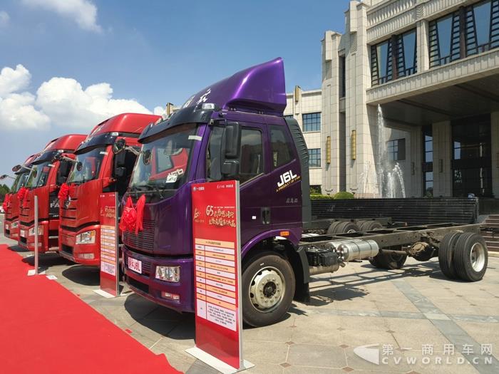 现场的4款展车.jpg