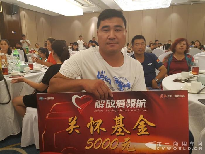 领取关怀基金的范师傅.jpg
