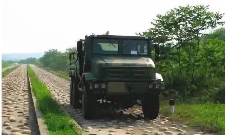 竞标样车进行坏路试验.jpg