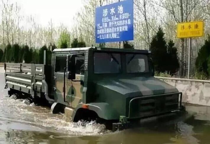 竞标样车进行涉水试验.jpg