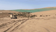 奔驰乌尼莫克平稳爬坡1.gif