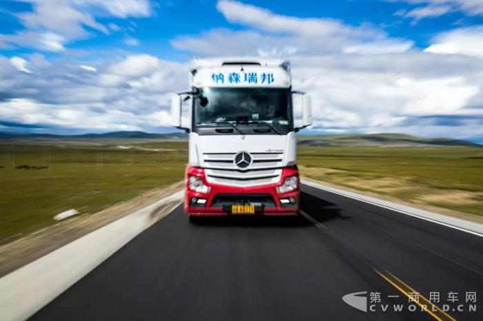 奔驰新Actros 2645 6x4 450马力重卡驶向西藏2.jpg