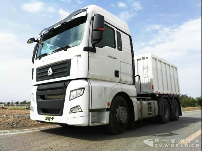 中国重汽汕德卡国六牵引车2.jpg