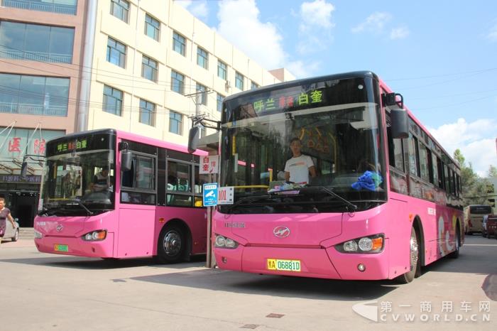 等待发车的海格客车.jpg