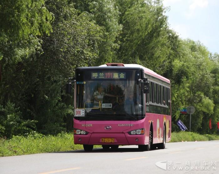 行驶在哈尔滨城乡道路上的海格客车.jpg