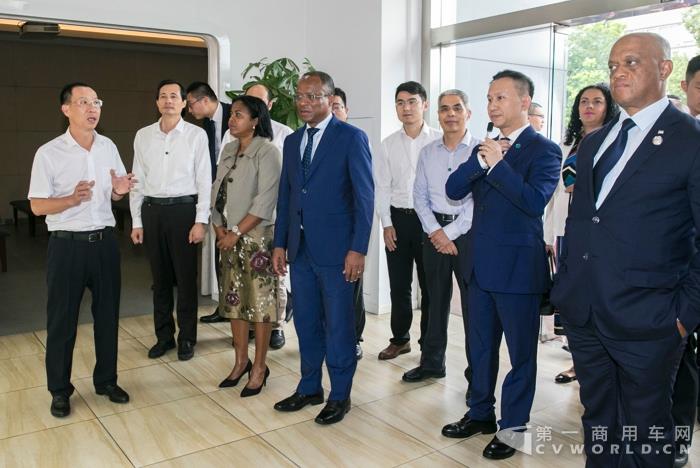 海格客车总经理黄书平向席内尔总理介绍公司发展情况.jpg