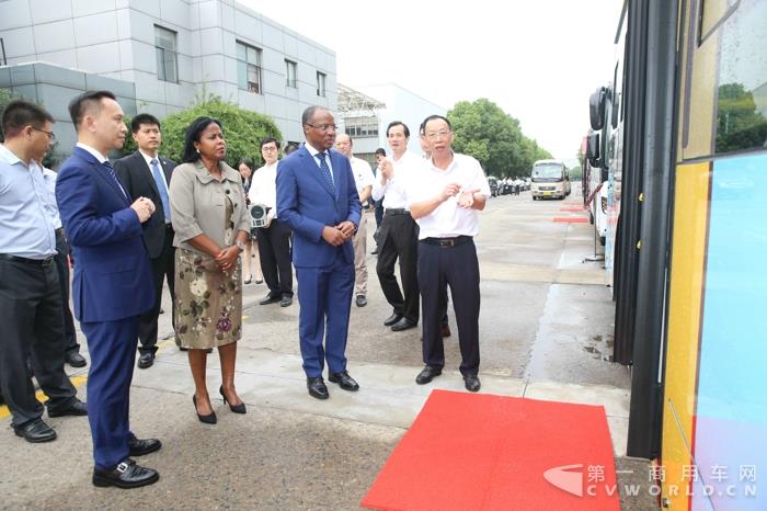 黄书平总经理向席尔瓦总理介绍海格出品系列精品客车.jpg