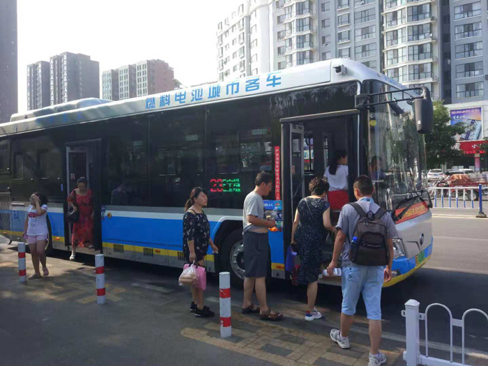 张家口市内运营的氢燃料公交车2.jpg