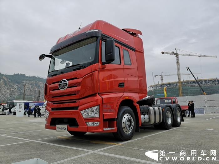 J7 6×4 牵引车2.jpg
