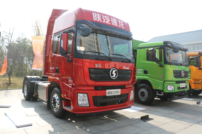 德龙X3000国六快递牵引车 (1).jpg