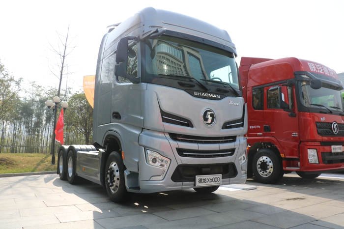 德龙X6000国六牵引车 (1).jpg