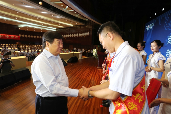 陕重汽颁发科学家、青年科学家聘书.jpg