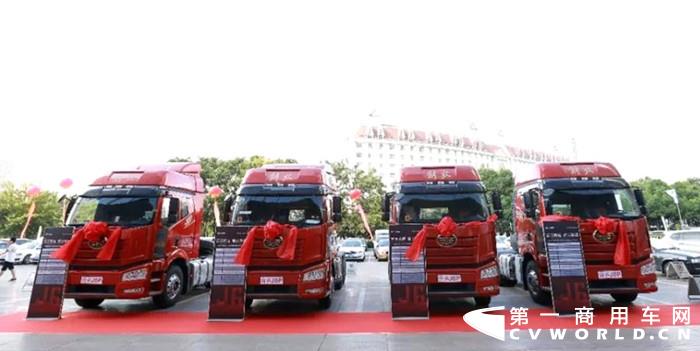 新J6P 6×4 550大马力牵引车_副本.jpg