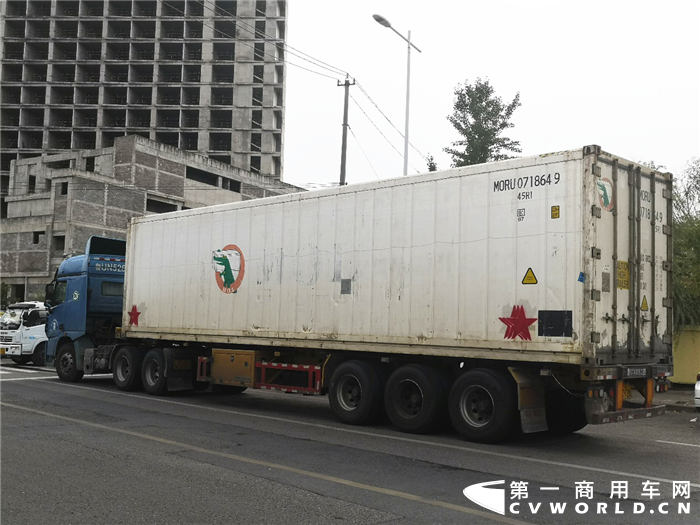 近日，第一商用车网小编在南京某物流园走访时，偶遇一辆徐工漢風重卡。听闻是来调查物流市场情况，这辆徐工车主黄洪兵十分热情的与小编攀谈了起来，详细介绍了他与徐工漢風的偶遇和情缘。话语中，流露出对徐工的熟知与青睐。