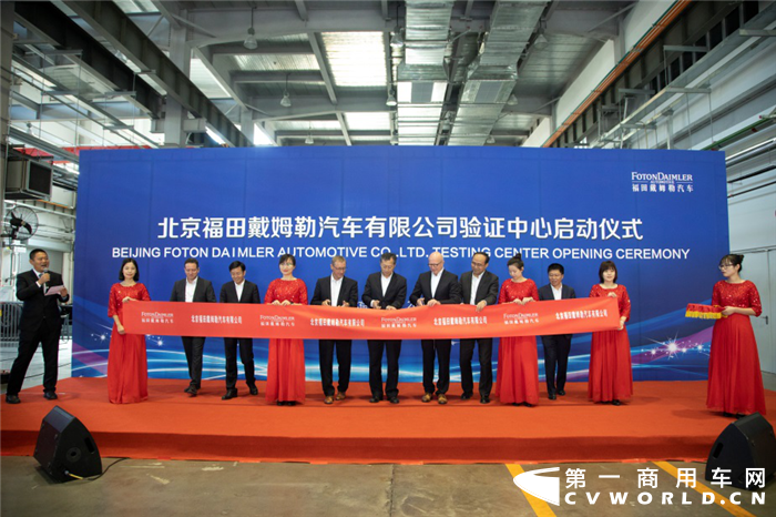 在高效物流已经成为发展趋势的当下，作为赚钱的工具，用户在重卡选择上不仅要求安全舒适，更要求重卡能具有更高的运输效率、更低的油耗水平、更可靠且耐久的品质。所以，建造一条生产线把产品生产出来，仅仅是迈出了做重卡的第一步，足够的试验环节才是不断提升产品品质的必然手段。
