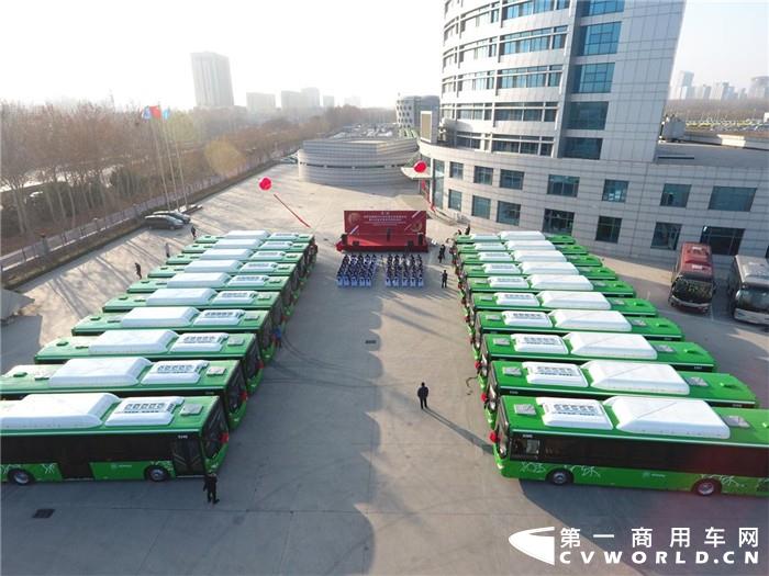 隆隆寒冬，中通客车厂区内却是一幅热火朝天的场面，厂区内各个市场的订单正在紧锣密鼓的生产。12月11日，中通办公大楼前，中通客车出口哈萨克斯坦200辆公交车交付仪式暨100辆订单签约仪式隆重举行。