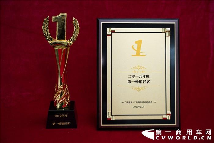 近日，由第一商用车网主办的2019“谁是第一”商用车年度评选总决赛在北京举行，众多商用车企业携其下明星车型逐鹿多项大奖。在汇聚了行业众多“高手”的客车组大奖争夺战中，江淮星锐连中两元表现抢眼，斩获两项年度“第一”殊荣，分别是“2019年度第一节油轻客”和“2019年度第一畅销轻客”。