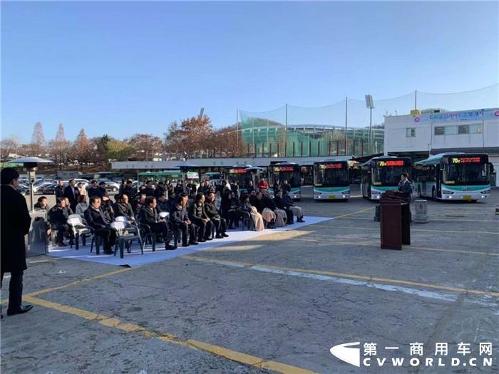 12月5日，苏州金龙20辆纯电动公交交付仪式在韩国富川市盛大举行。富川市长张德川、富川市议会议长金东熙、素新旅客总经理权成旭、苏州金龙海格客车总经理黄书平及海格合作伙伴大林集团总经理、P公司总经理以及市民代表等上百人出席了仪式。
