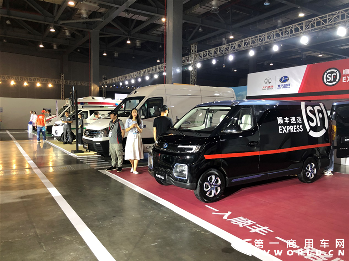 正当重卡、轻卡市场四季度表现连续超预期的同时，商用车市场的另外一个细分领域——新能源物流车市场，却已经一路跌至低谷。