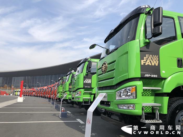 近日，一汽解放、东风商用车、中国重汽、陕汽重卡等都相继召开2020年会，总结2019年取得的市场成绩，并制定2020年重卡各细分市场作战策略。2019年成绩如何，2020年销量要提升多少，如何实现？不同的车企，有着不同的答案。下面我们就一起来聚焦重卡市场的第一阵营——一汽解放、东风商用车、中国重汽和陕汽重卡，看看他们在年会上是怎么说的吧！