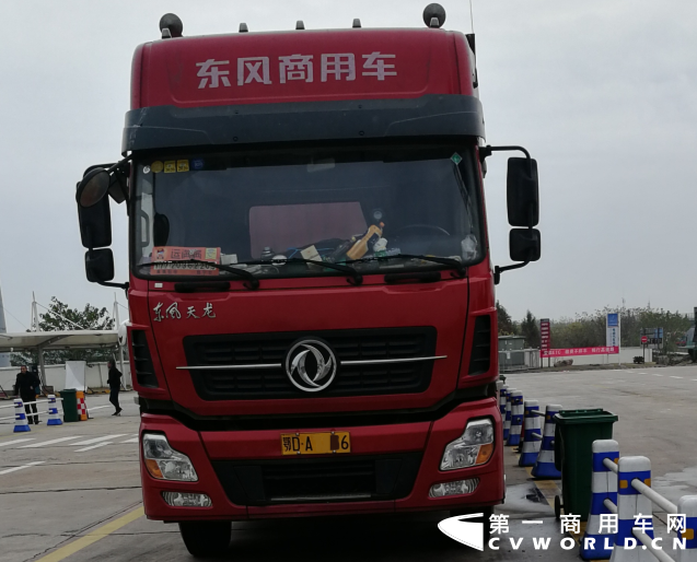 “东风天龙的牌子响，在卡车圈里的口碑不错。我跑大货有十几年了，买的第一辆车就是东风天龙。2018年初，我在换购车辆的时候，试乘试驾了这辆东风天龙启航版，感觉整车在配置方面不错，动力性很强，驾乘舒适度很高，价格也不错，于是就买了。”