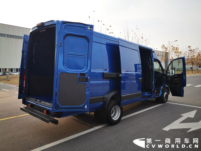 2019年12月27日，由商用汽车杂志社主办的“2020中国年度VAN”颁奖典礼在北京举行。中国年度VAN评委会宣布：经过前期实车测试和综合对比等评测工作，决定授予依维柯•欧胜2020款“2020 中国年度VAN大奖”称号，这也是依维柯•欧胜品牌在此奖项上二度折桂；首次参加中国年度VAN评测活动的江淮星锐客运版荣获“2020 中国年度VAN·节油高效奖”称号。