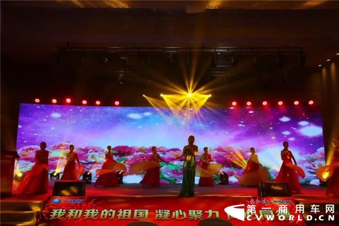 2019年12月26日，一汽解放徐州区域举办了以“齐欢腾携手迎新春，共佳节同心耀锦程”为主题的精彩纷呈的新春团拜会。客户商家齐分享、新老客户齐欢聚，共同许下2020年美好愿望——凝心聚力再创徐州解放新辉煌！