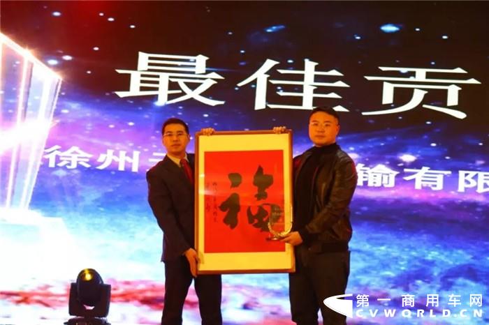 2019年12月26日，一汽解放徐州区域举办了以“齐欢腾携手迎新春，共佳节同心耀锦程”为主题的精彩纷呈的新春团拜会。客户商家齐分享、新老客户齐欢聚，共同许下2020年美好愿望——凝心聚力再创徐州解放新辉煌！