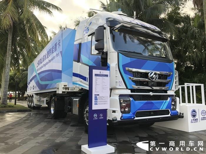 红岩5G智能重卡牵引车.jpg