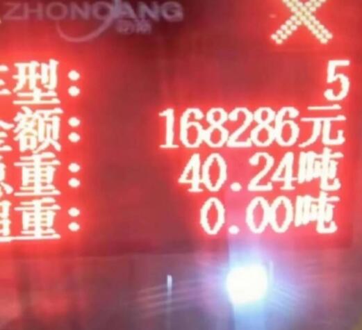 近日，小编在某微信公众号上看到这样一篇推文，其标题是《2019吃不起猪肉 2020上不起高速》，评论区里一片共鸣。文章里提到，这不是一句简单吐槽，而是2020年省界收费站取消，高速收费改革之后，针对高速路口拥堵不堪，过路费不降反涨，高速体验越来越差，卡友、车主们发出集体调侃和质疑。