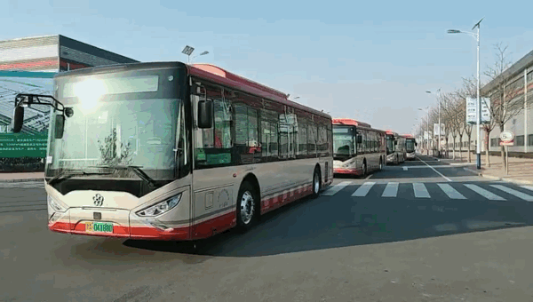 近日，天津市623路车队驾驶新一批银隆新能源公交车，将绿色出行之风、舒适乘车之风吹遍大街小巷。据了解，天津市公共交通集团本次计划投放900辆银隆新能源公交车，将于春节前陆续“上岗”，为市民提供更加环保、安全的公共交通服务。