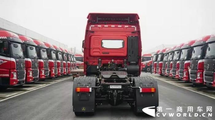 继英杰500马力、军亮430马力后，在新春来临之际，三一重卡又一款重磅460车型曝光，打响了2020年的第一枪，一时间该新车引起众多卡友的热议和行业的讨论。