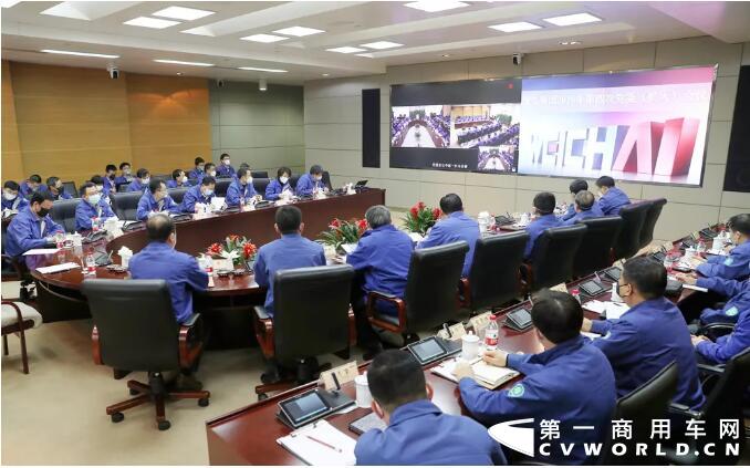 1月28日上午9点30分，谭旭光在济南章丘中国重汽商用车公司主持召开过年后的第二次山东重工集团、潍柴集团、中国重汽集团党委联席会议，传达落实习近平总书记关于对各级党组织和广大党员干部的重要指示精神，进一步研究部署集团各子公司新型冠状病毒感染的肺炎疫情防控工作。