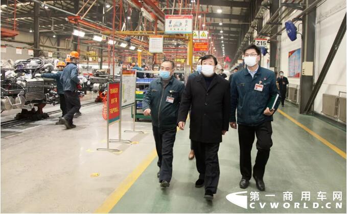 1月28日上午9点30分，谭旭光在济南章丘中国重汽商用车公司主持召开过年后的第二次山东重工集团、潍柴集团、中国重汽集团党委联席会议，传达落实习近平总书记关于对各级党组织和广大党员干部的重要指示精神，进一步研究部署集团各子公司新型冠状病毒感染的肺炎疫情防控工作。