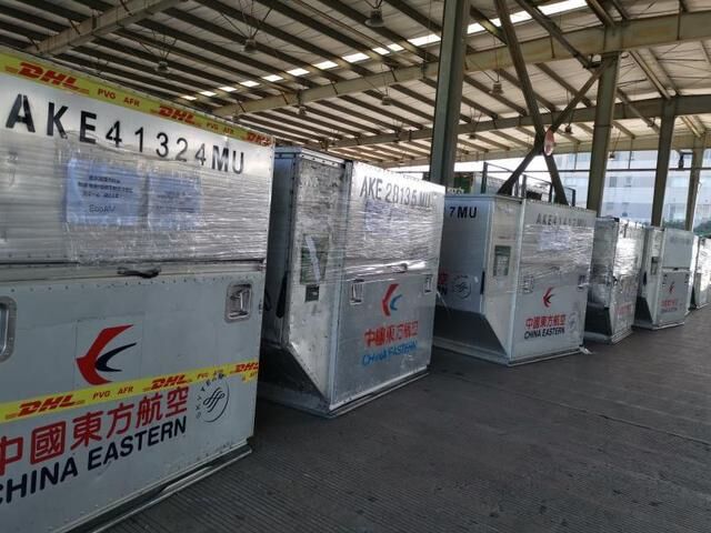 1月31日凌晨5时开始，2.38吨200箱的医用口罩、3.2吨400箱医用防护服从悉尼金斯福德·史密斯机场陆续抵达上海浦东国际机场。这两批货物直接通过运输车辆和请愿准备主动隔离的驾驶员连夜驰援，预计今天傍晚至半夜抵达武汉。