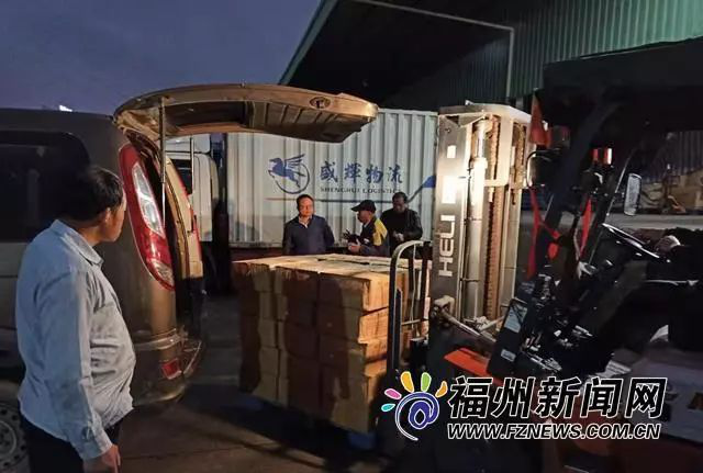 自新型冠状病毒感染的肺炎爆发后，疫情信息时刻牵动着全国人民的心。在这场“没有硝烟的战斗”中，各类供应物资需求量巨大。一方有难，八方支援，打赢新型肺炎疫情防控战。无畏逆行，分秒必争，防疫抗疫乘龙在行动。加入防控疫情阻击战的队伍，车队驾驶员也成为了特殊时期下，深入疫区的“最美逆行者”之一。