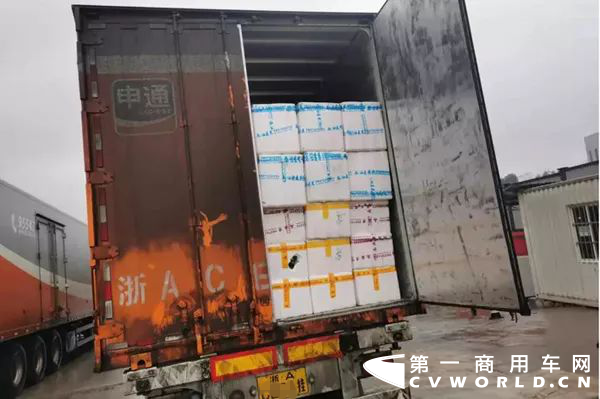 自新型冠状病毒感染的肺炎爆发后，疫情信息时刻牵动着全国人民的心。在这场“没有硝烟的战斗”中，各类供应物资需求量巨大。一方有难，八方支援，打赢新型肺炎疫情防控战。无畏逆行，分秒必争，防疫抗疫乘龙在行动。加入防控疫情阻击战的队伍，车队驾驶员也成为了特殊时期下，深入疫区的“最美逆行者”之一。