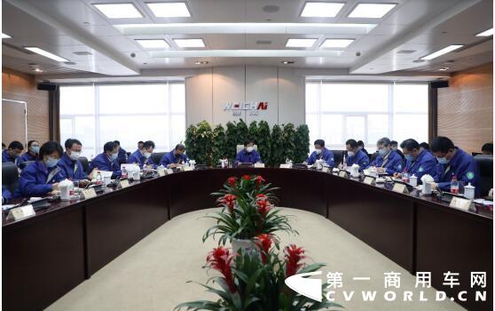 2月5日上午10点，潍柴集团召开全面恢复满产秩序动员会议，传达贯彻落实党中央和山东省委省政府关于在做好疫情防控工作的前提下，全力支持和组织推动各类生产企业复工复产的指示精神。会上，谭旭光发出动员令，要在全省率先打响满负荷生产第一枪。