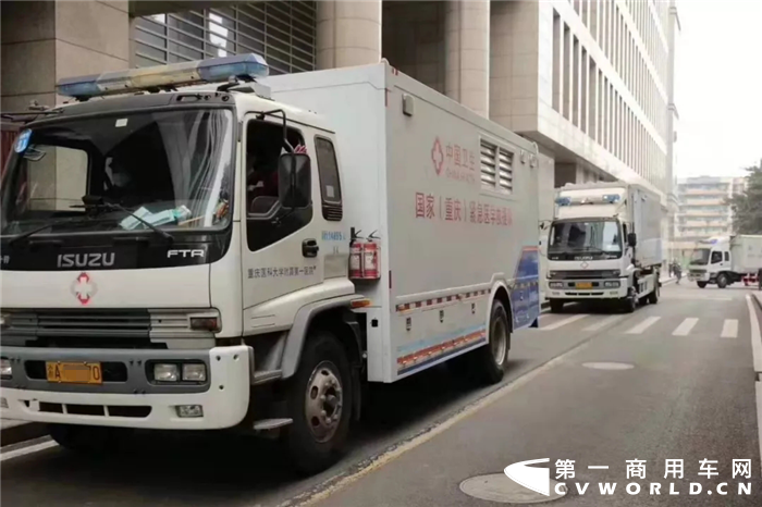 近日，重庆市第四批援鄂医疗队出征，其中有重医附一院的15名医护人员组成的国家紧急医学救援队，与以往不同的是，本次随队出征的还有一个庆铃造“变形金刚”式的医疗设备特种车队。