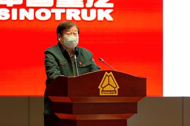 说起谭旭光，大家都会想起他雷厉风行的行事作风和破釜沉舟的改革风格。其实，看似“高高在上”的谭旭光，还有着极其可亲的一面，体贴一线员工的一面。不管是从他任职中国重汽以来流传出的发言稿，还是推行的雷霆改革，我们都可以发现，谭旭光始终把改革的矛头瞄向各级领导干部，以及多年以来制度和管理方面存在的种种问题。而对于一线员工，他更多的是关怀和体贴。在他看来，员工就像自己的“孩子”一样，员工再小的事，都是天大的，必须放在心上、落实到行动上。