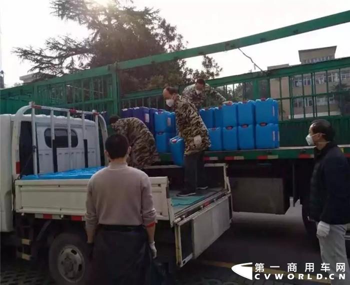当前，东风商用车有限公司为满足社会防疫需求，需尽快生产一批防疫特种车辆。一手抓防疫，一手抓生产，公司始终将员工健康安全放在第一位，严格执行各项疫情防控措施。