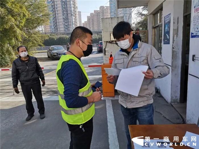 当前，在防控疫情的同时，做好复工复产，加快生产经营，是企业当务之急。作为无锡首批复工复产企业，一汽解放发动机事业部坚持两手抓、两手硬，高效复工加速度，使企业率先驶入稳定发展轨道。截止2月23日，总装能力达疫情前的89.34%。2月份，已生产柴油机10363台，驶入了稳定发展的快速轨道。