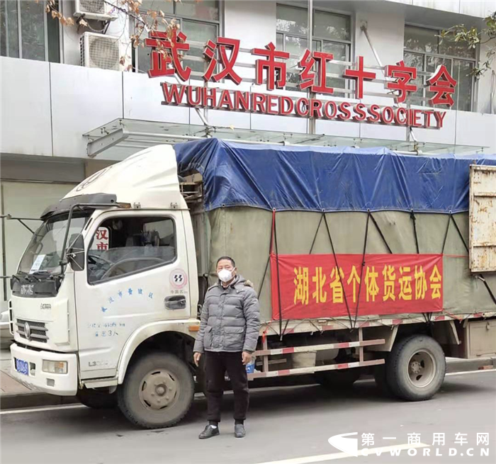 面对来势汹汹的新冠疫情，“不出门、少出门”，便成为今年春节假期里，人们响应疫情防控的一致行动，甚至网友都开始调侃起：“宅”也是一种奉献。然而即便如此，仍有人冒着危险“逆行狂奔”，因为卡友的求助，就是他们出发的号角