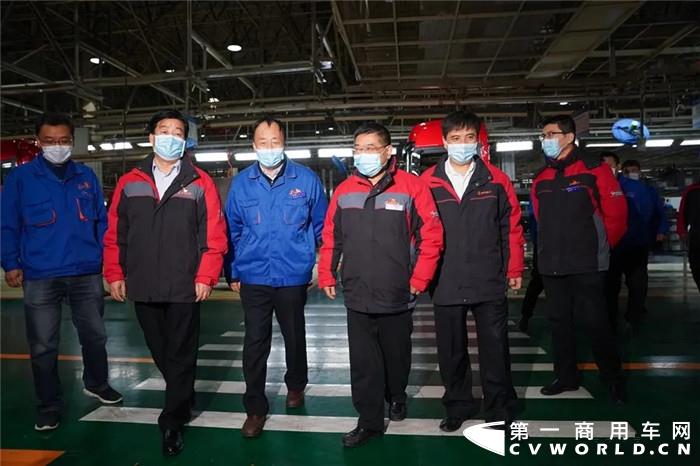 3月10日晚上10点，陕汽控股党委书记、董事长袁宏明，党委副书记、总经理王延宏来到汽车总装配厂和车身厂，了解全面复工复产后生产线恢复情况和夜班生产安排，检查指导疫情防控工作，并看望夜班人员。