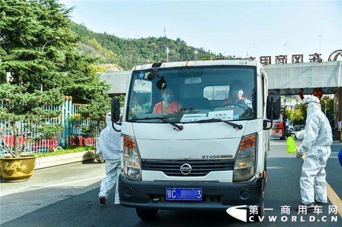 在决战疫情的关键时刻，东风商用车主动作为、勇于当担，一手抓疫情防控，一手抓复工复产，以防疫车辆生产为起点，吹响了打赢疫情防控阻击战和复工复产攻坚战的冲锋号。在决胜战“疫”的路上，位于湖北十堰的东风商用车所有生产线已开足马力与时间赛跑，全力满足客户需求！