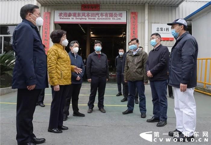 一手抓疫情防控，一手抓复工复产，精准施策，统筹推进，夺取疫情防控和经济社会发展的“双胜利”，东风汽车集团有限公司学习贯彻落实习近平总书记重要讲话和指示批示精神，认真贯彻落实党中央、国务院重大决策部署及湖北省委、省政府的要求，努力在疫情防控和经营发展中担当央企责任、发挥带头作用。