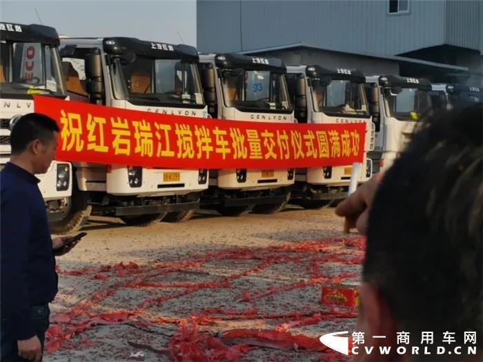 近日，红岩瑞江搅拌车捷报频传，3月20日，更是连续交车两家企业。红岩瑞江搅拌车自2019年上市以来，颇受市场信赖，经过一段时间的市场检验，这款由上汽红岩和中集瑞江联合打造的精品搅拌车成功俘获了卡友们的“芳心”。