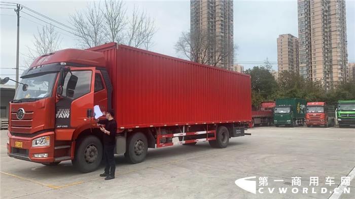 突如其来的新冠疫情对宏观经济造成了不良影响，内燃机市场整体下行，一汽解放发动机事业部却凭实力逆市上扬，产品销量、销售收入、利润全面达成一季度目标，总资产贡献率、净资产利润率、流动资产周转率、成本费用利润率、人均工业增加值，继续排名行业首位，取得来之不易的“开门红”。
